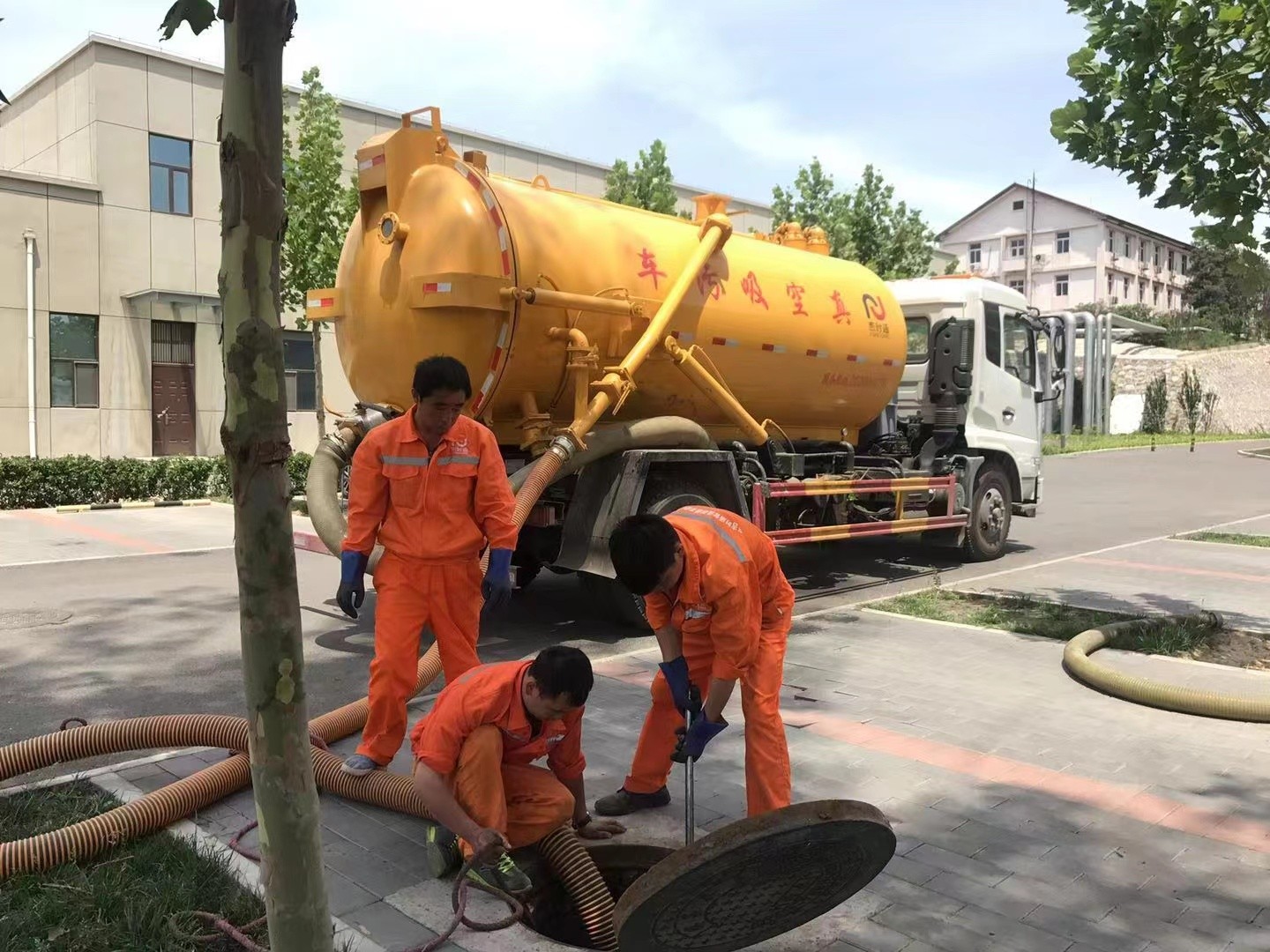 桐柏管道疏通车停在窨井附近