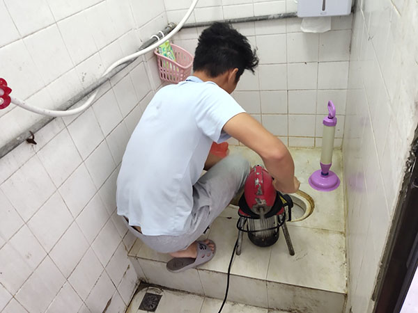 桐柏管道堵塞冒臭气 专业师傅现场解决问题